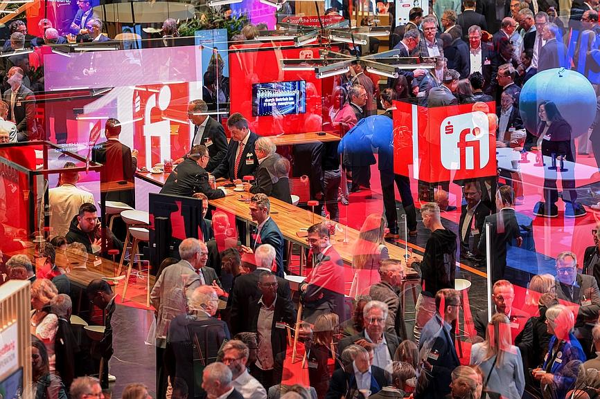 Reger Andrang und Austausch am Stand der FI