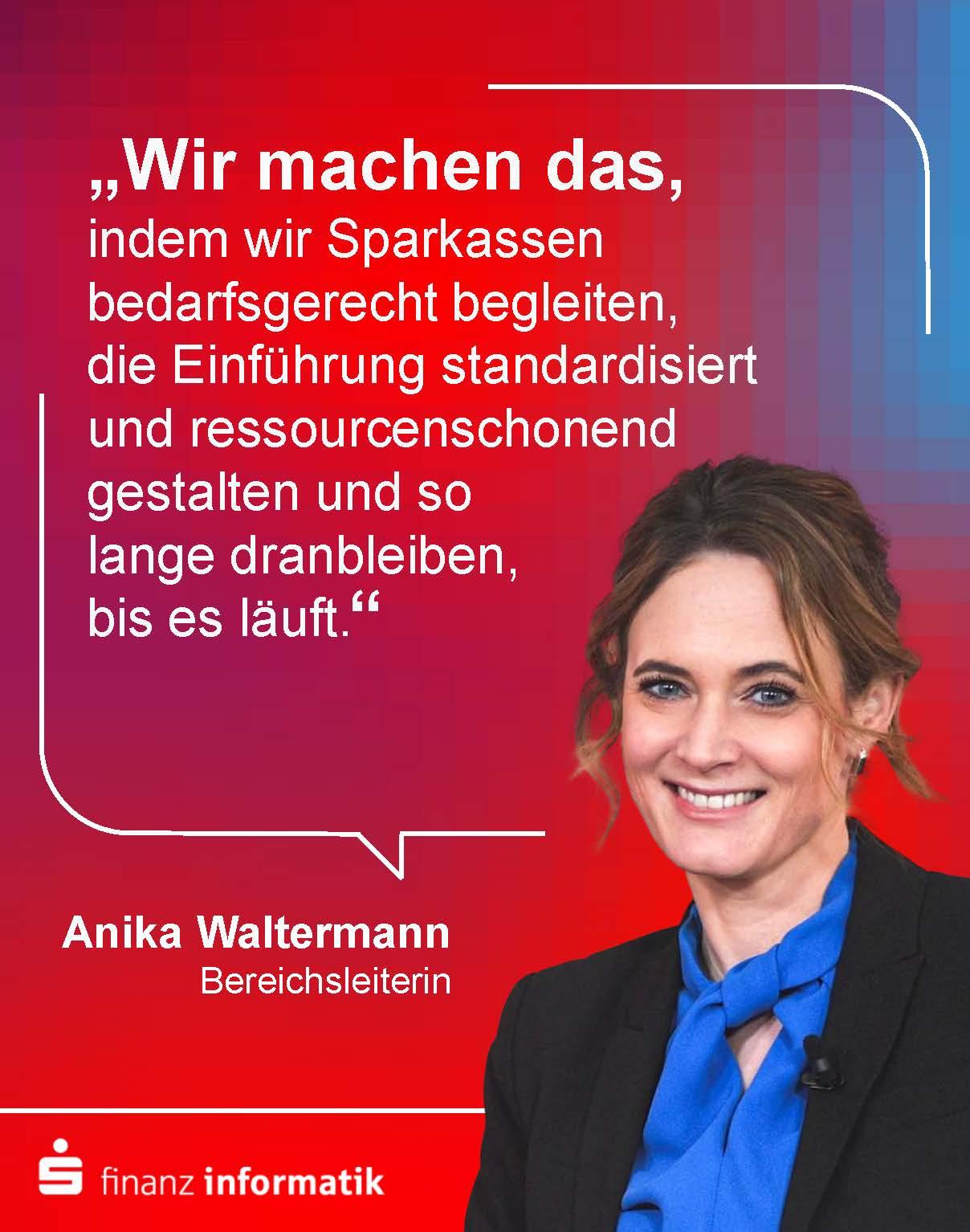 Sprechblase mit Text: "Wir begleiten Sparkassen bedarfsgerecht." Anika Waltermann lacht.
