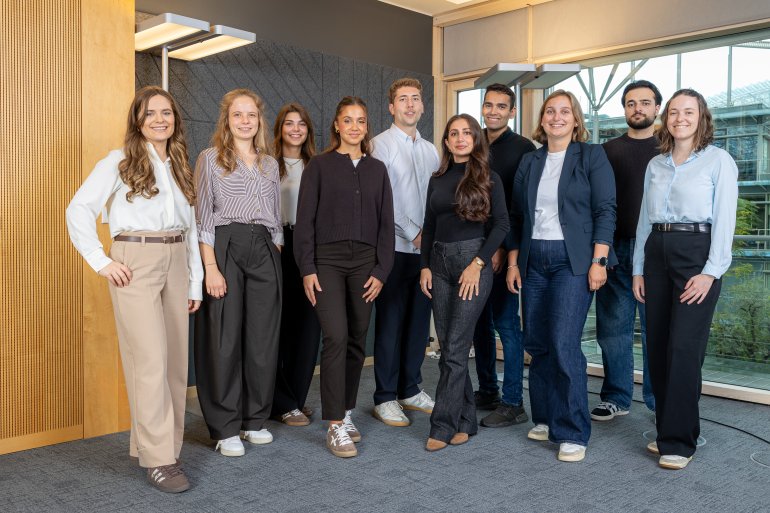 "Zehn Personen posieren für ein Gruppenbild zum Traineestart"
