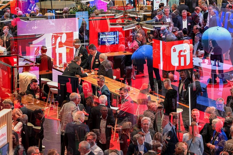 Reger Andrang und Austausch am Stand der FI