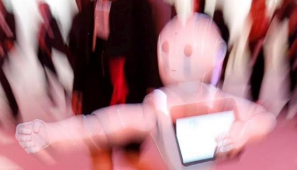 Pepper, der kleine humanoide Roboter, rollt in München freundlich auf die Besucher zu. Pepper, der kleine humanoide Roboter, rollt in München freundlich auf die Besucher zu.