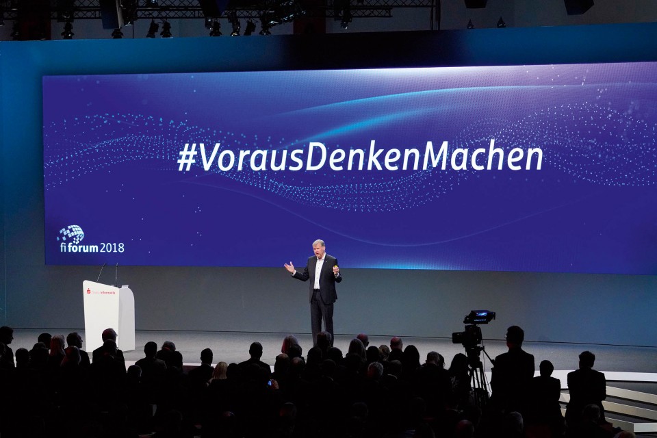 Franz-Theo Brockhoff eröffnete das 9. FI-Forum mit einem Appell: Voraus, Denken und vor allem Machen! Franz-Theo Brockhoff eröffnete das 9. FI-Forum mit einem Appell: Voraus, Denken und vor allem Machen!