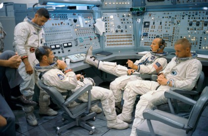Crew der Gemini 11 Mission im Simulator des Kennedy Space Centers (08.09.1966). Foto: NASA